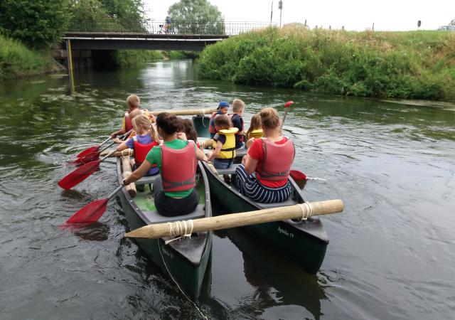 Sportdag vals-catamaran spelvaren op de Dijle